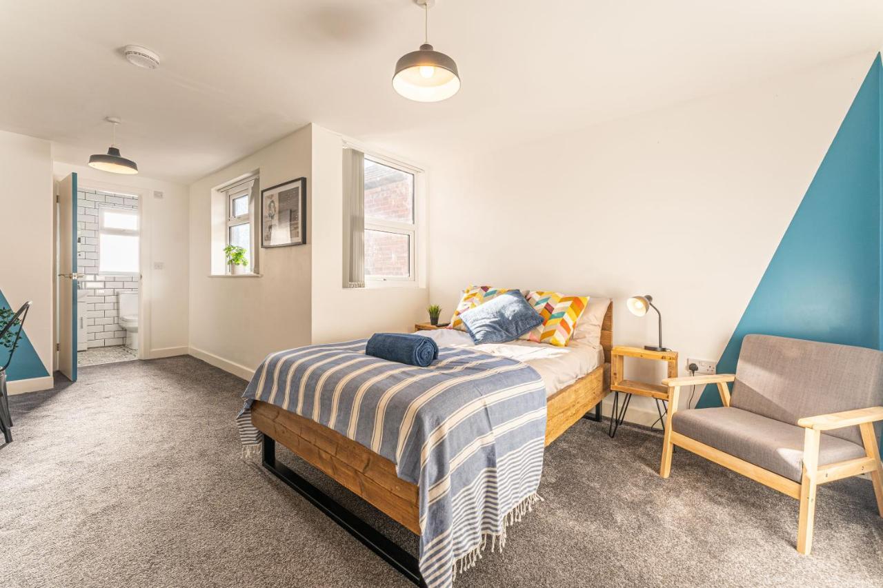 Stylish 5-Bed Home, Each With En-Suite And Own Tv 考文垂 外观 照片