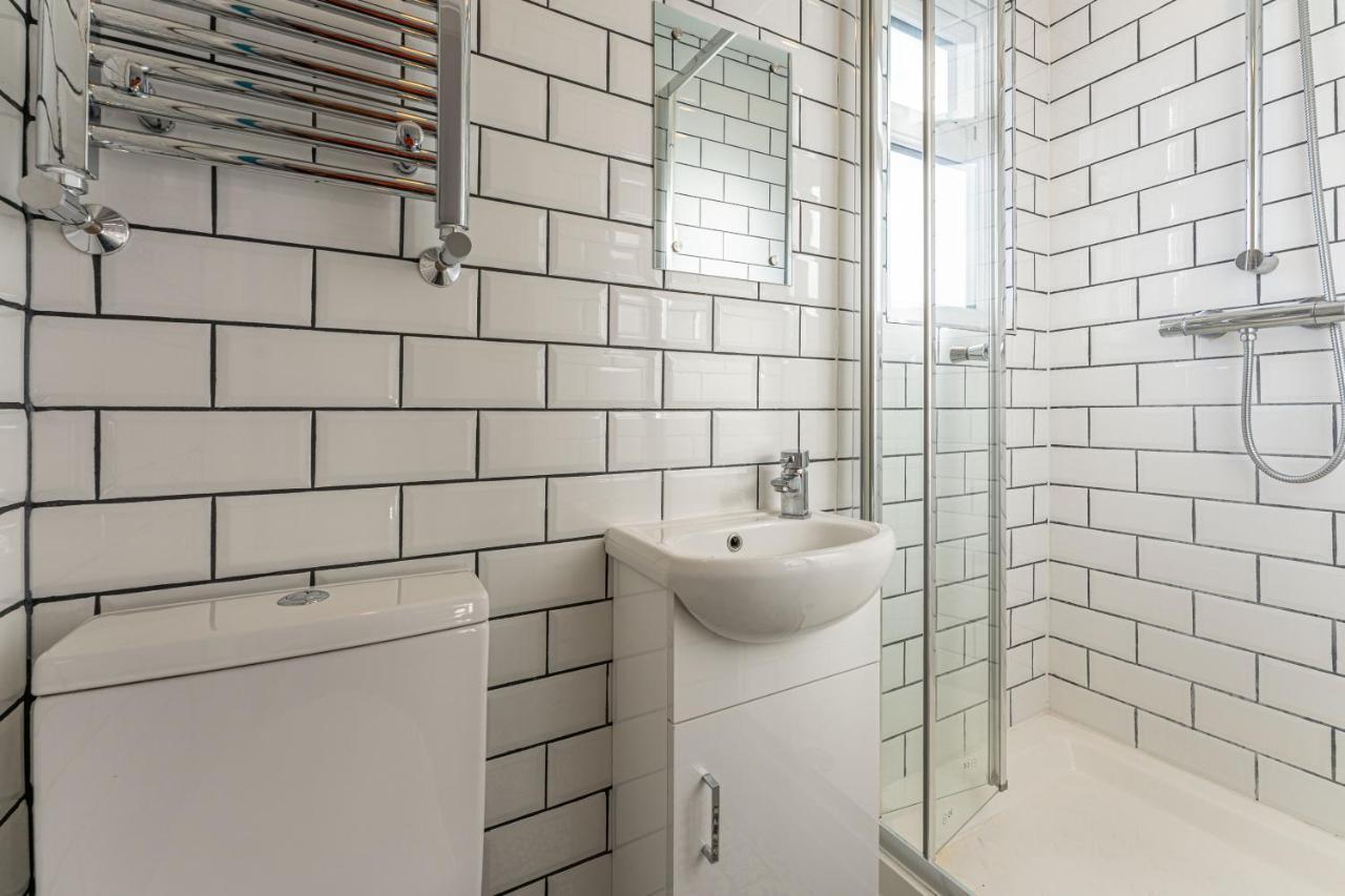 Stylish 5-Bed Home, Each With En-Suite And Own Tv 考文垂 外观 照片