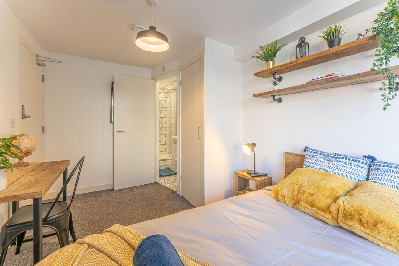 Stylish 5-Bed Home, Each With En-Suite And Own Tv 考文垂 外观 照片
