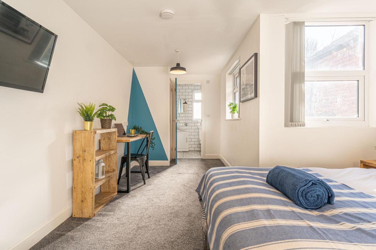 Stylish 5-Bed Home, Each With En-Suite And Own Tv 考文垂 外观 照片