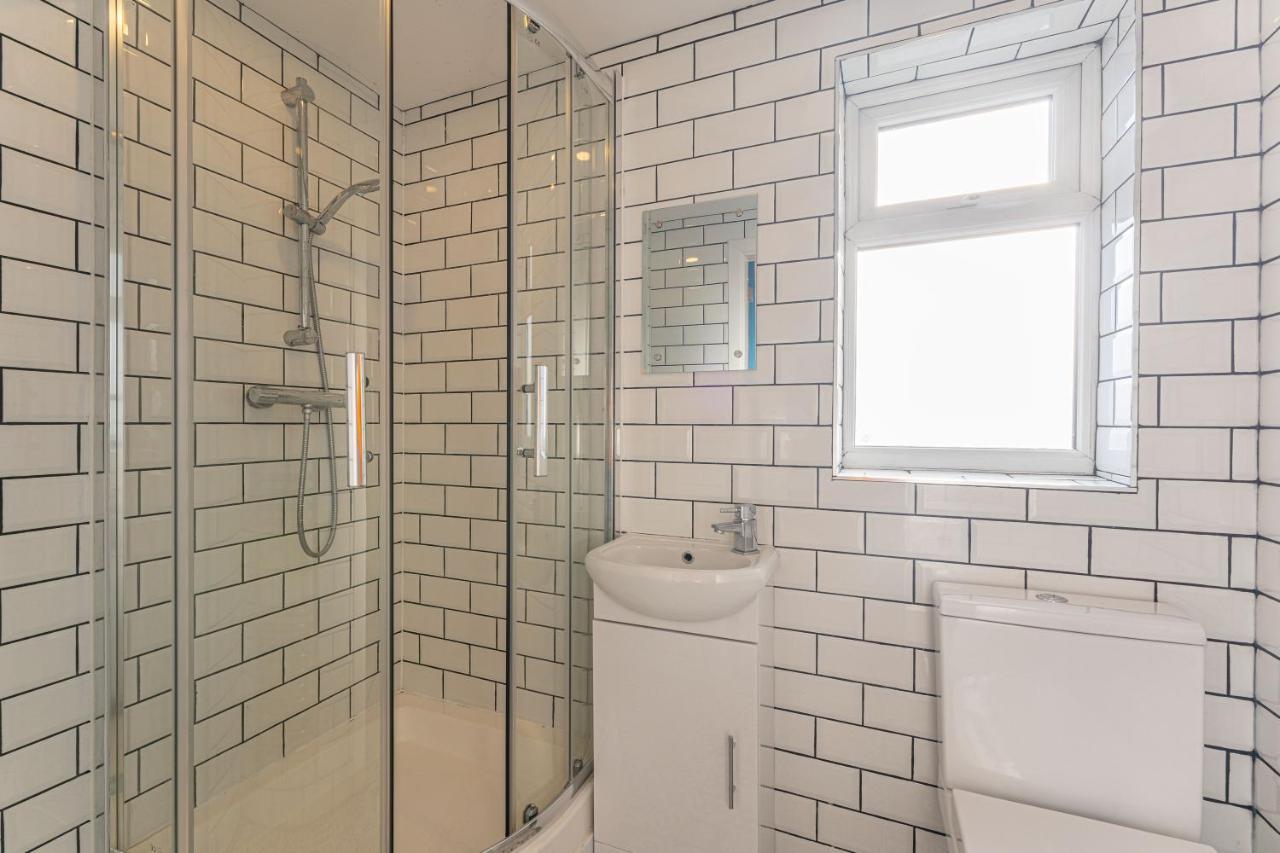 Stylish 5-Bed Home, Each With En-Suite And Own Tv 考文垂 外观 照片